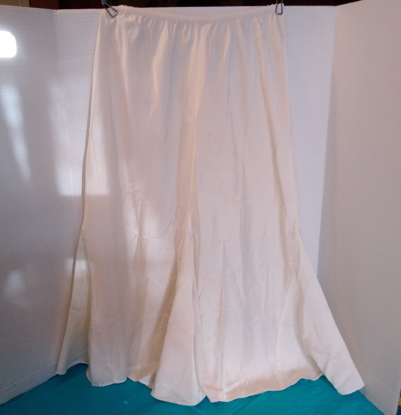 Vintage OLGA Ivory White Half SLIP #12005 SZ MT Wide Sweep Bottom