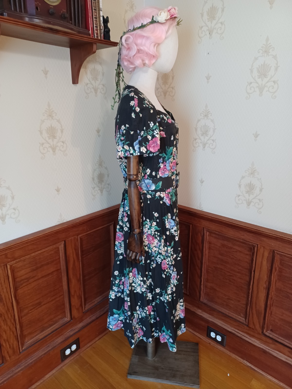Vintage 1980s Carriage Court Black Floral Puff Sleeve Cottagecore Tea Dress