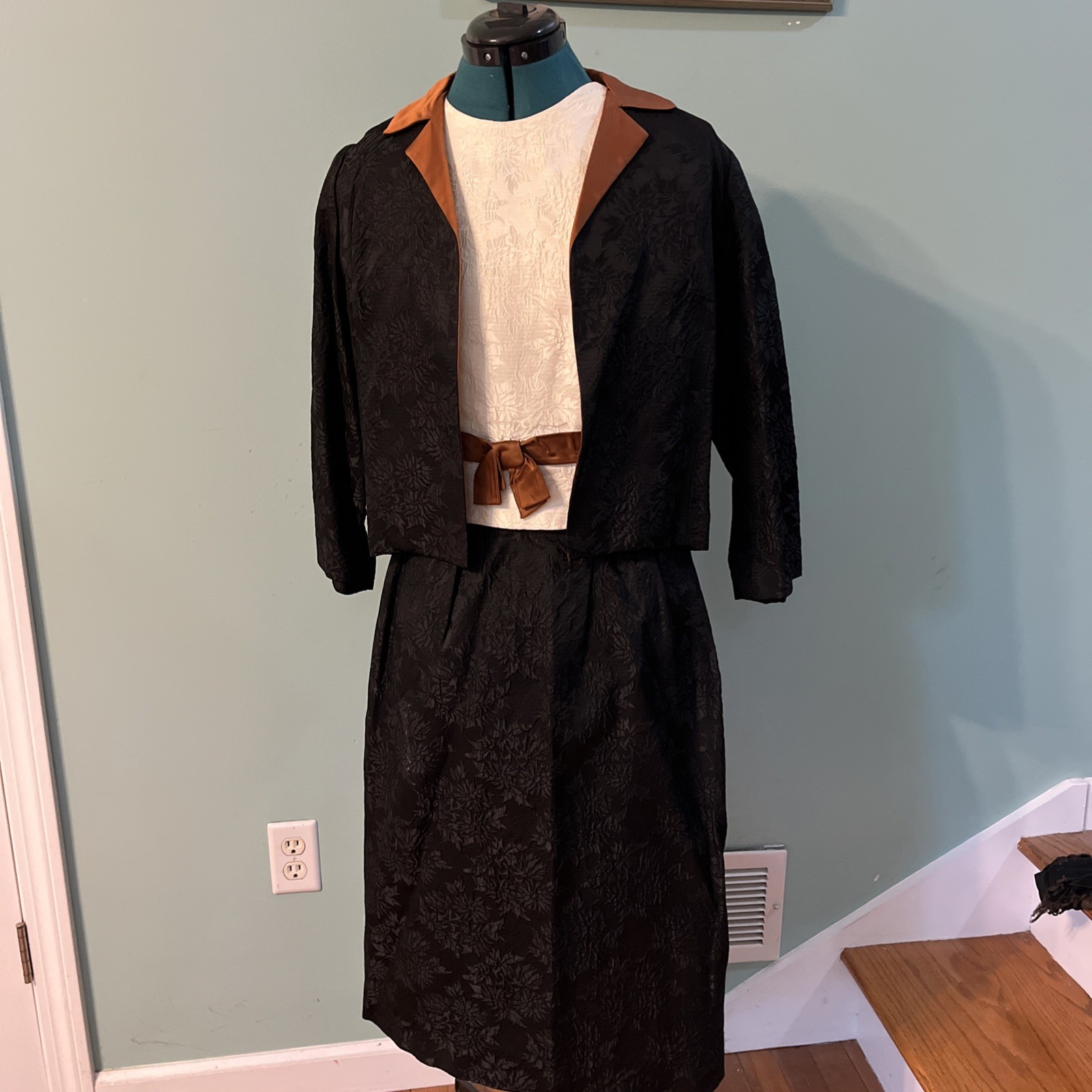 Vintage 1950-60s Women’s 3-piece Skirt Suit, In Excellent Condition. Size Small