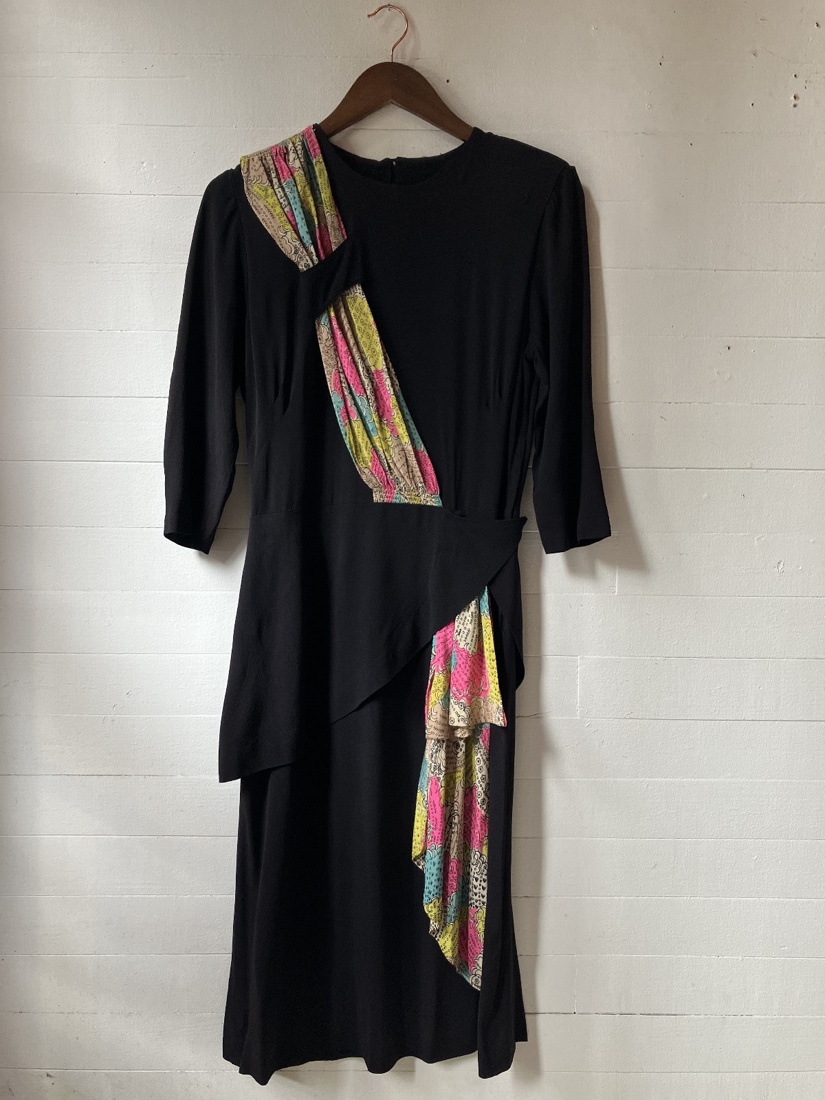 1940s black rayon dress novelty print sash 38x28x45 AR FL