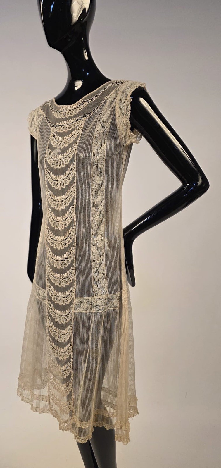 DAINTY + SWEET FLAPPER 1920’S NET + LACE INSERT TEA DRESS 