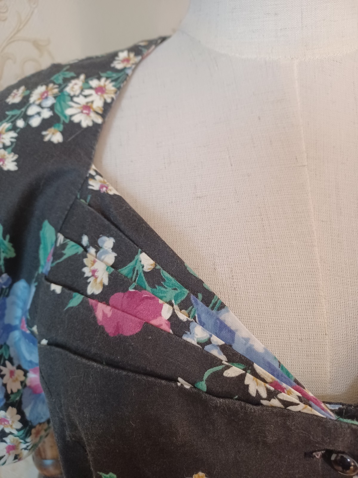 Vintage 1980s Carriage Court Black Floral Puff Sleeve Cottagecore Tea Dress
