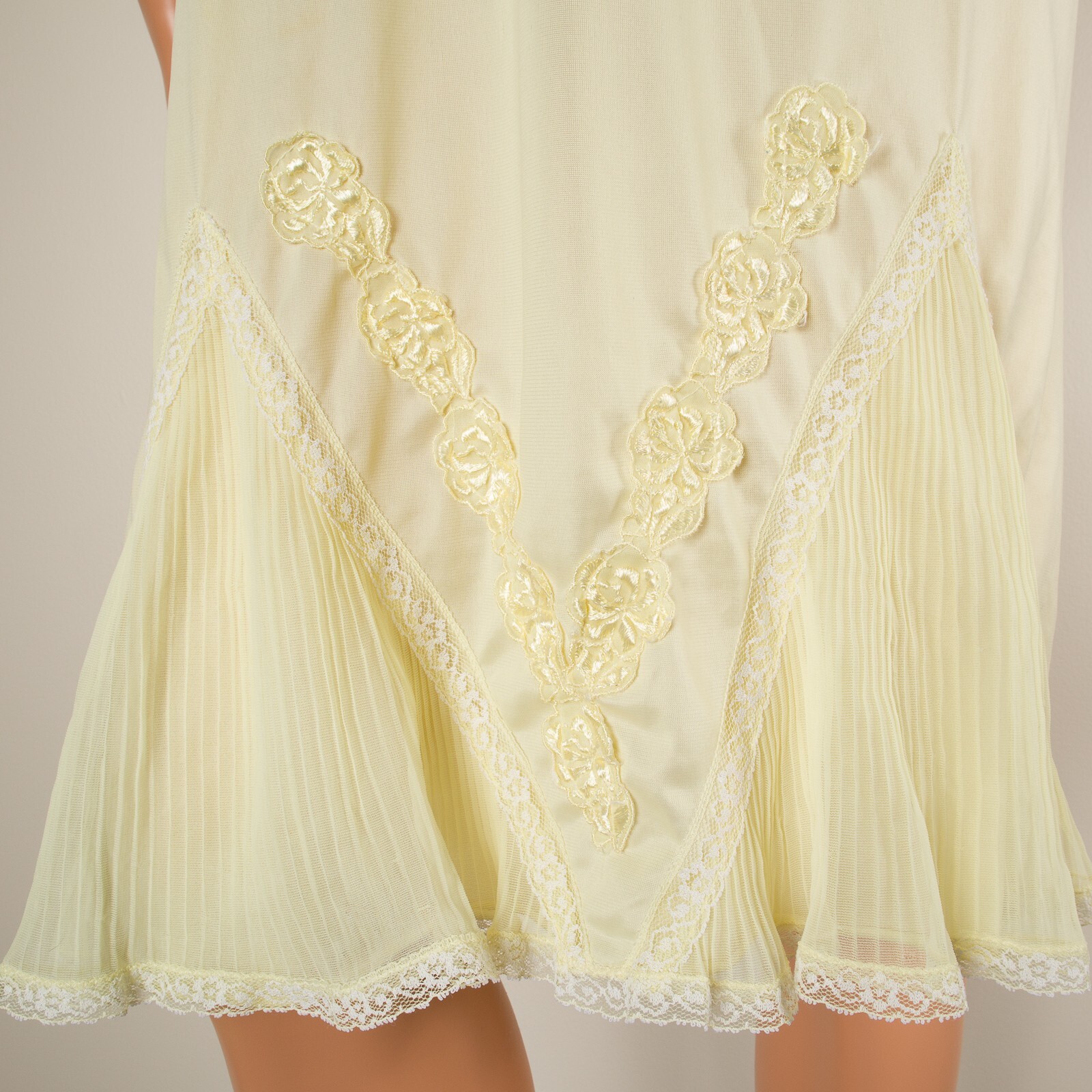 💖 Vintage MOVIE STAR Lemon Yellow Full Slip Dress 36 Nylon Accordion Pleats