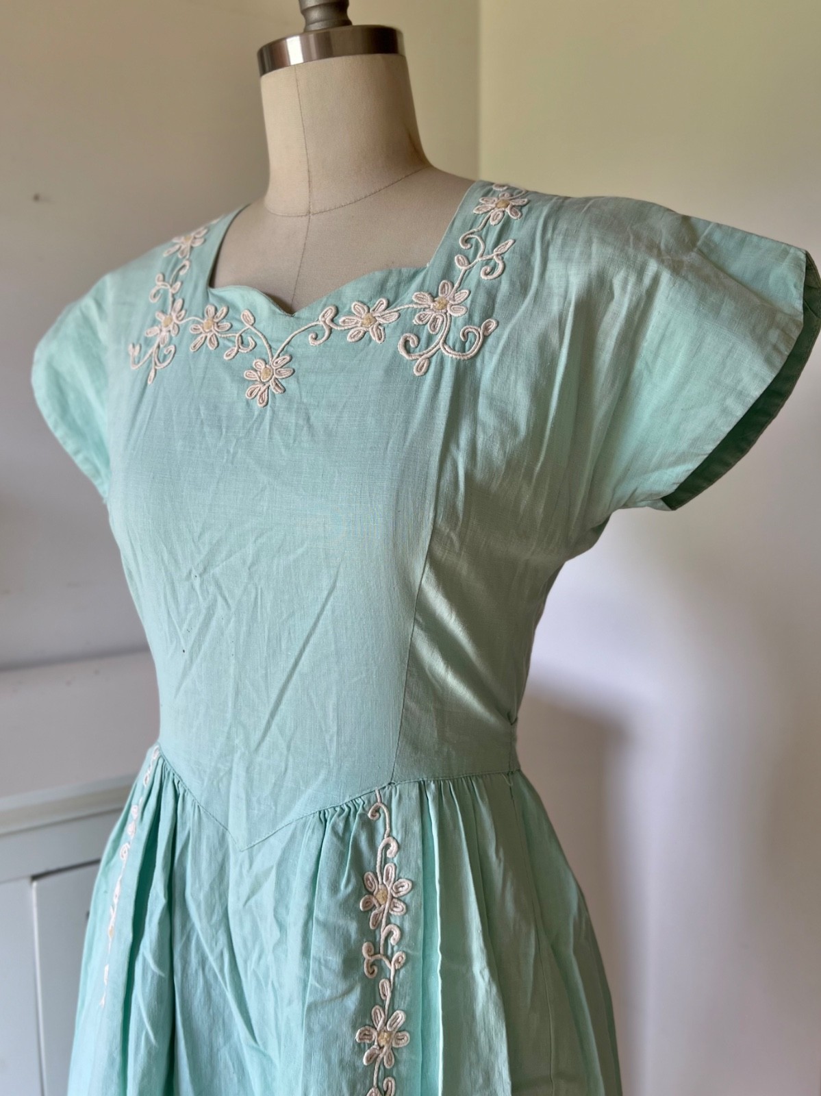 Vintage 1940s Pale Mint Green Dress Shoulder Pads Waist Tie Cotton Embroidery SM