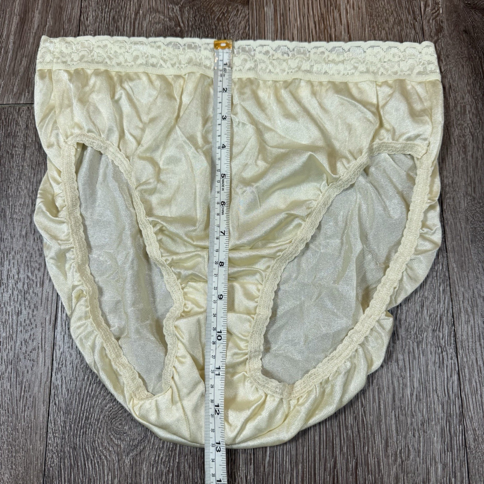 Size 10 vintage Hanes Her Way 100% nylon panties w/Lace Cream