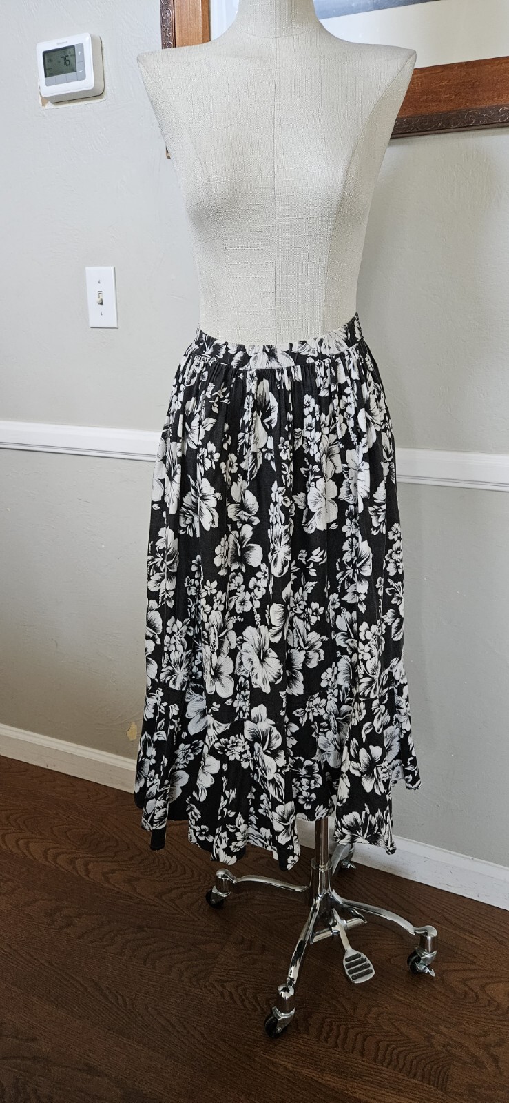 Vintage 1980s Black And Whit Hawiian Inspired Ruffeled Bottom Skirt As Is