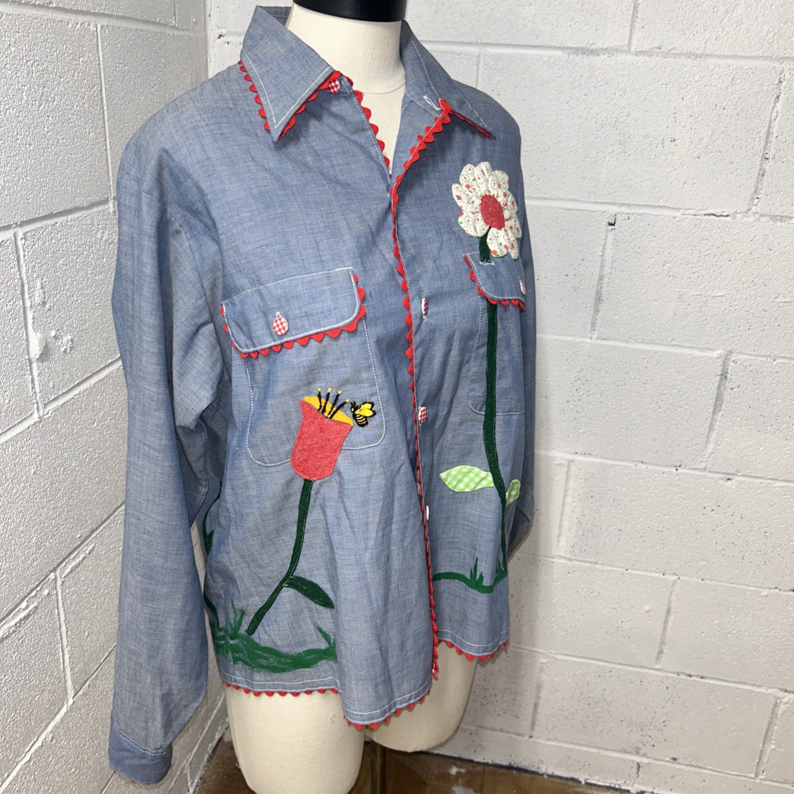 VTG Chambray Hand Embroidered Shirt Blue Floral Bee Holly Hobby Big Mac Med E4