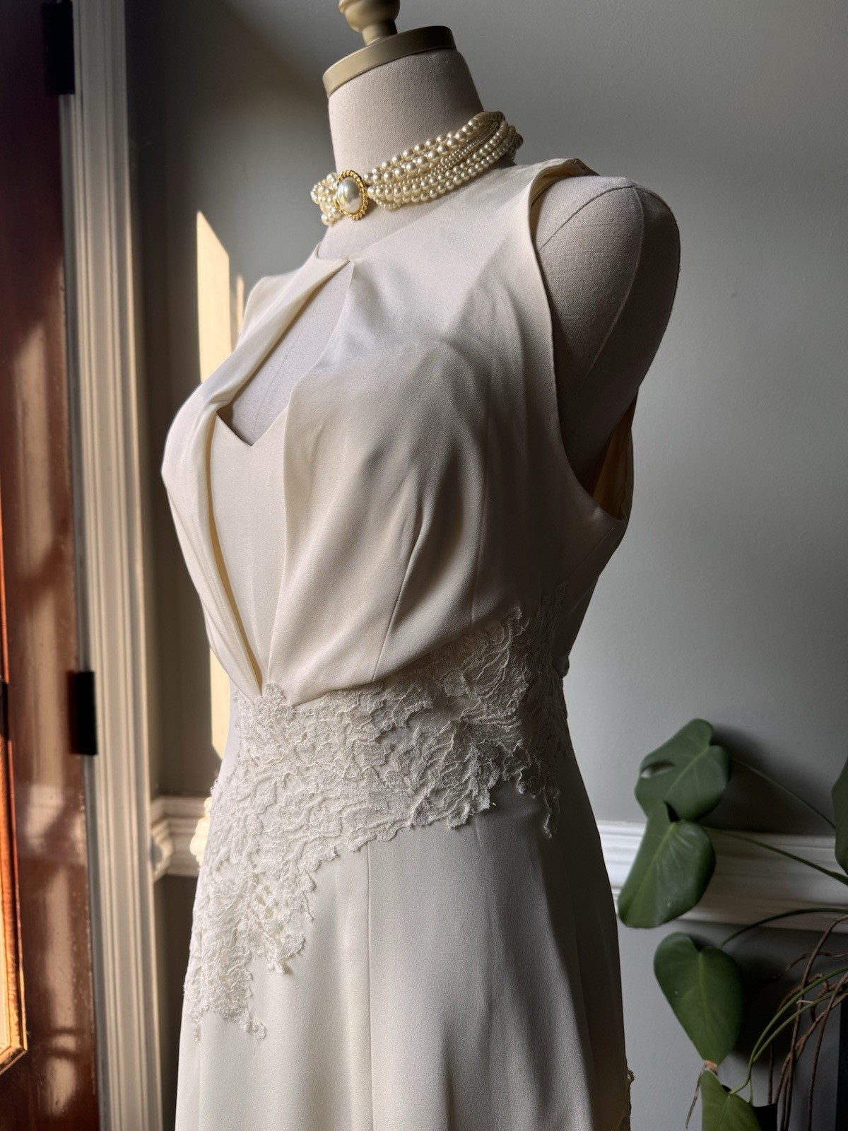 Vintage Ivory Wedding Gown – Timeless Elegance with Romantic Lace Details