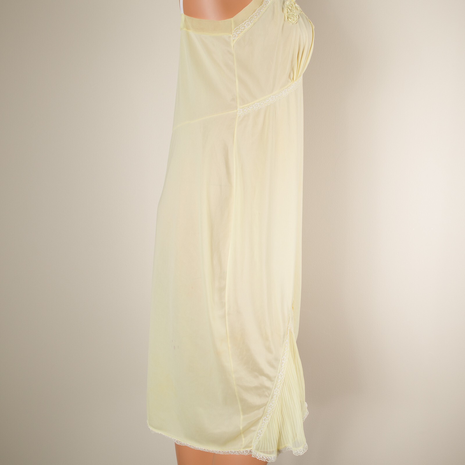 💖 Vintage MOVIE STAR Lemon Yellow Full Slip Dress 36 Nylon Accordion Pleats