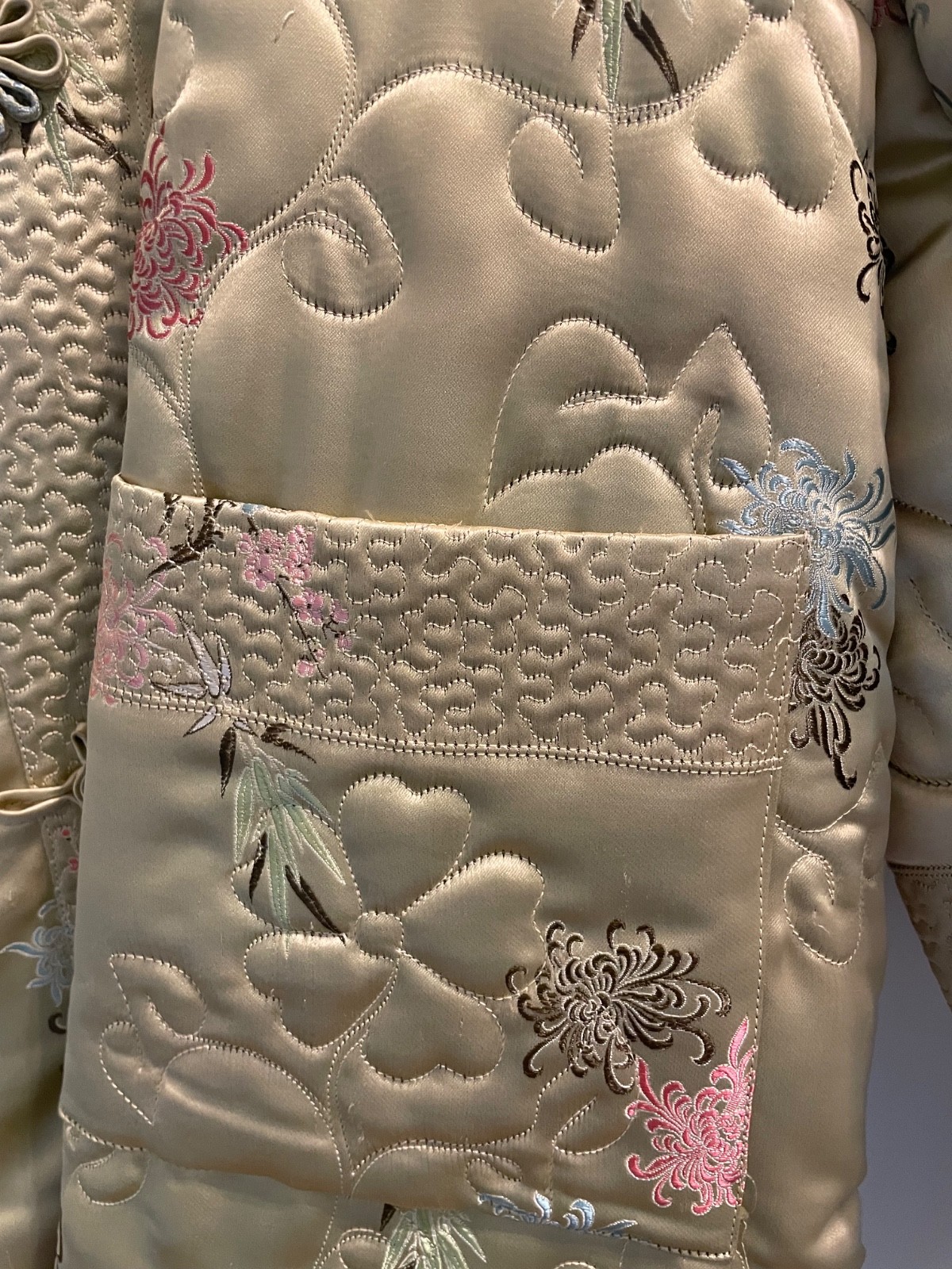 Gorgeous Vintage Quilted & Embroidered Gold Satin Chinese 3/4 Length Coat