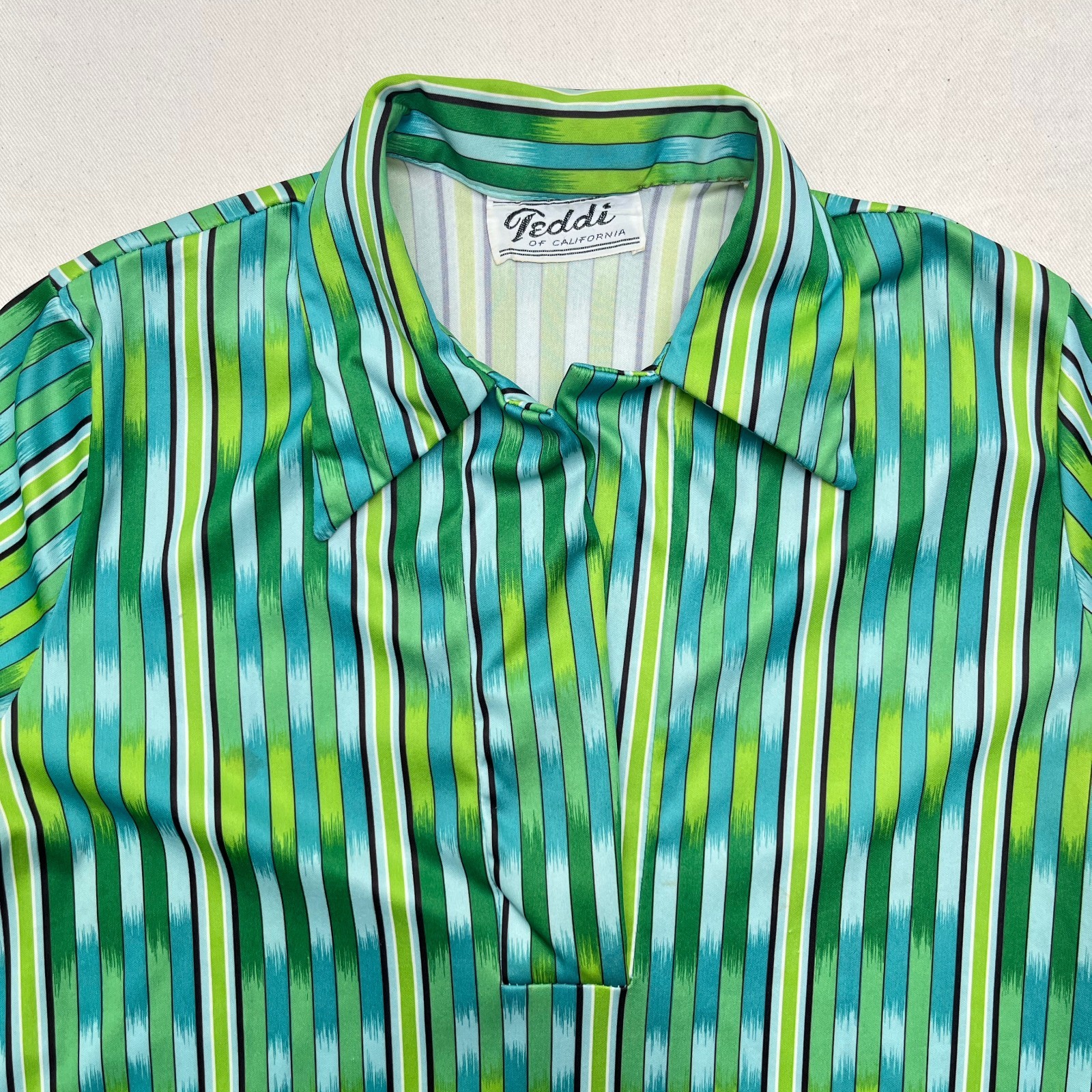 VTG Teddi of California V-Neck Mod Shirt Medium Short Sleeve Green Rayon Feel
