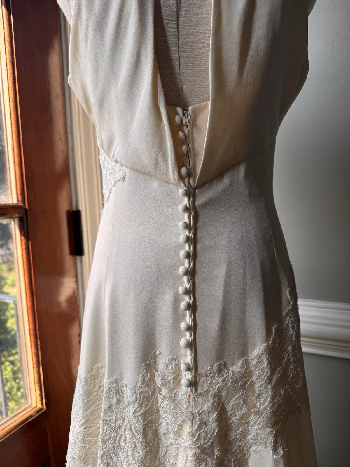 Vintage Ivory Wedding Gown – Timeless Elegance with Romantic Lace Details