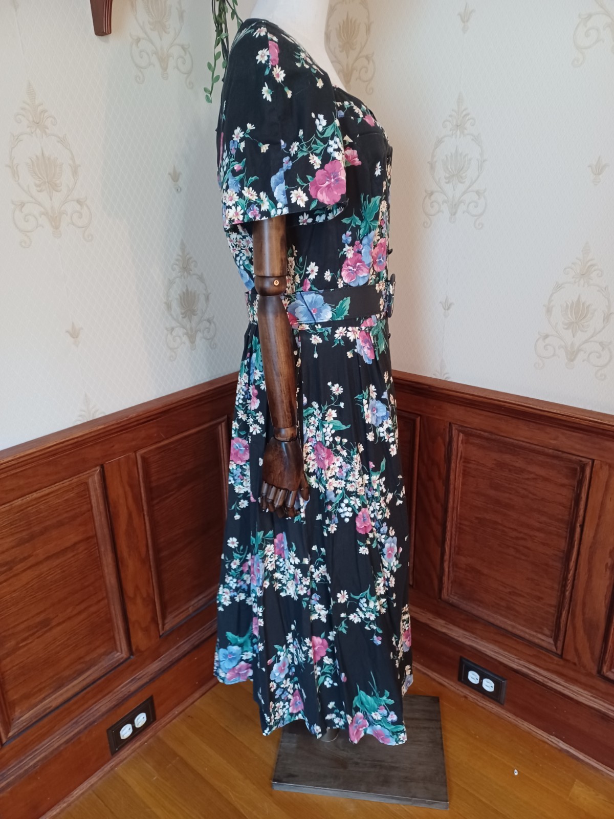 Vintage 1980s Carriage Court Black Floral Puff Sleeve Cottagecore Tea Dress