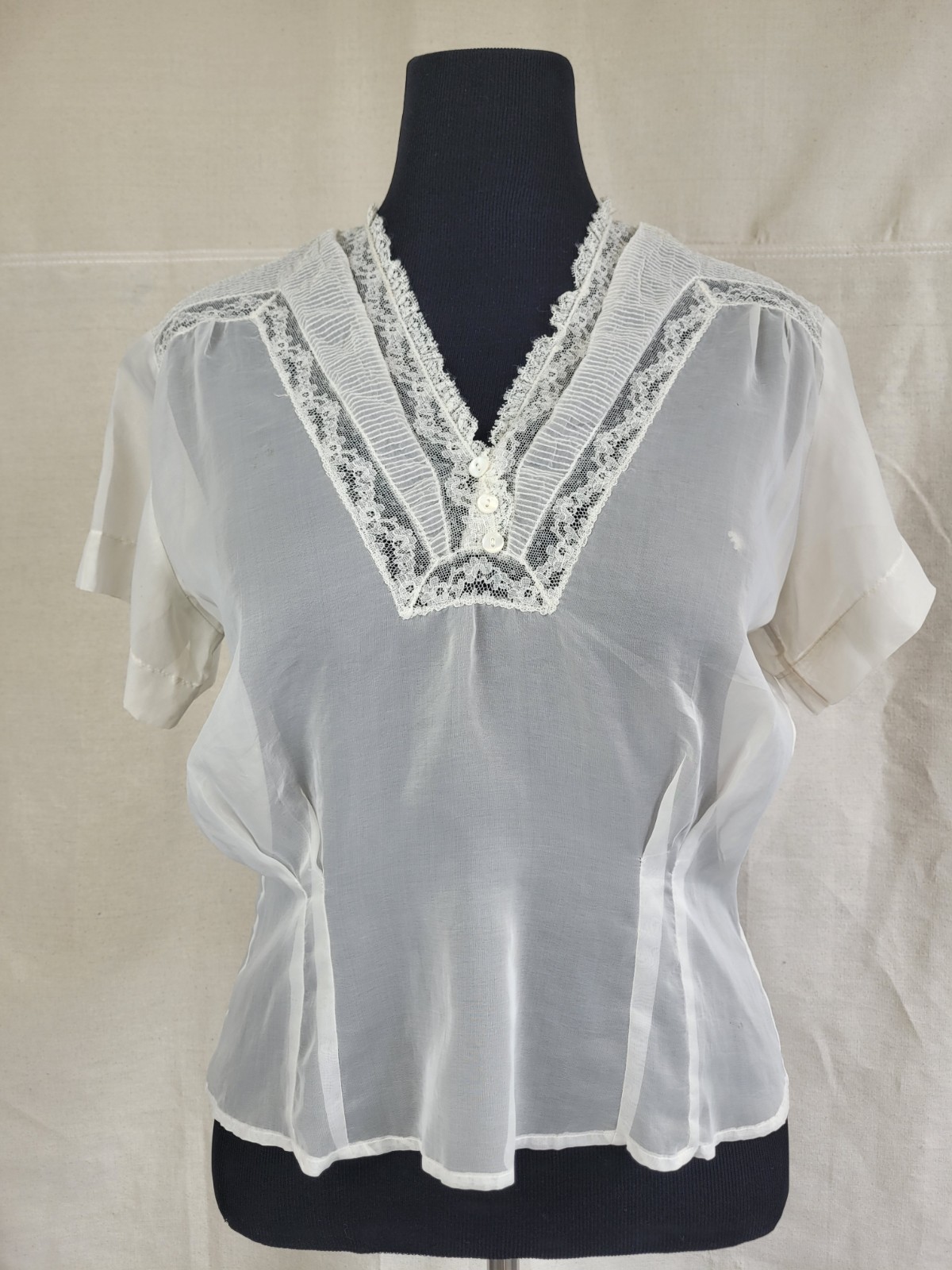 1940s Romantic Sheer Short Sleeve Blouse with Pleats and Lace Size L Vintage