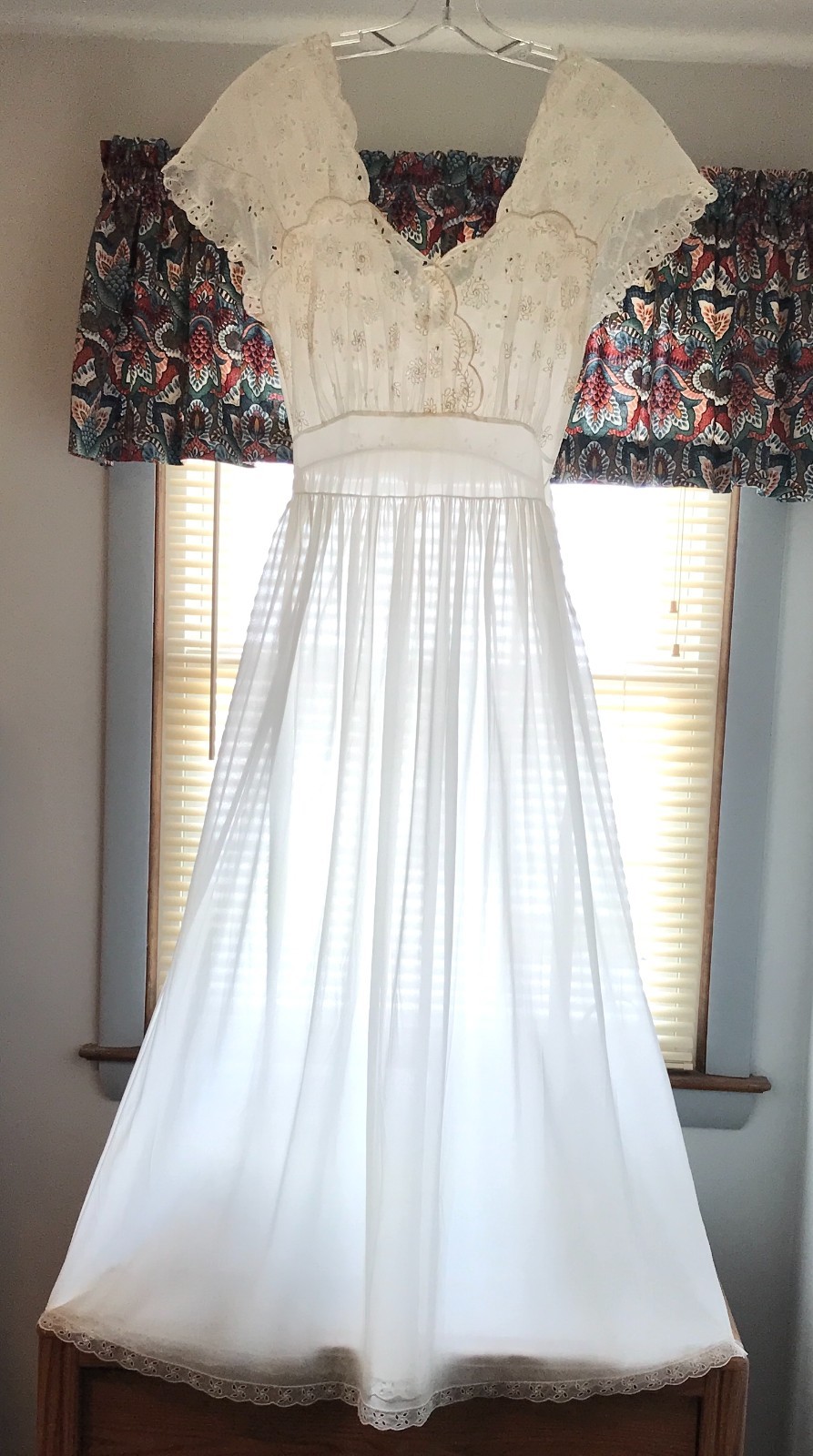 Vintage Sz 34 KEYSER Sheer Ivory Long NIGHTGOWN w/ Gorgeous EYELET TOP & TRIM
