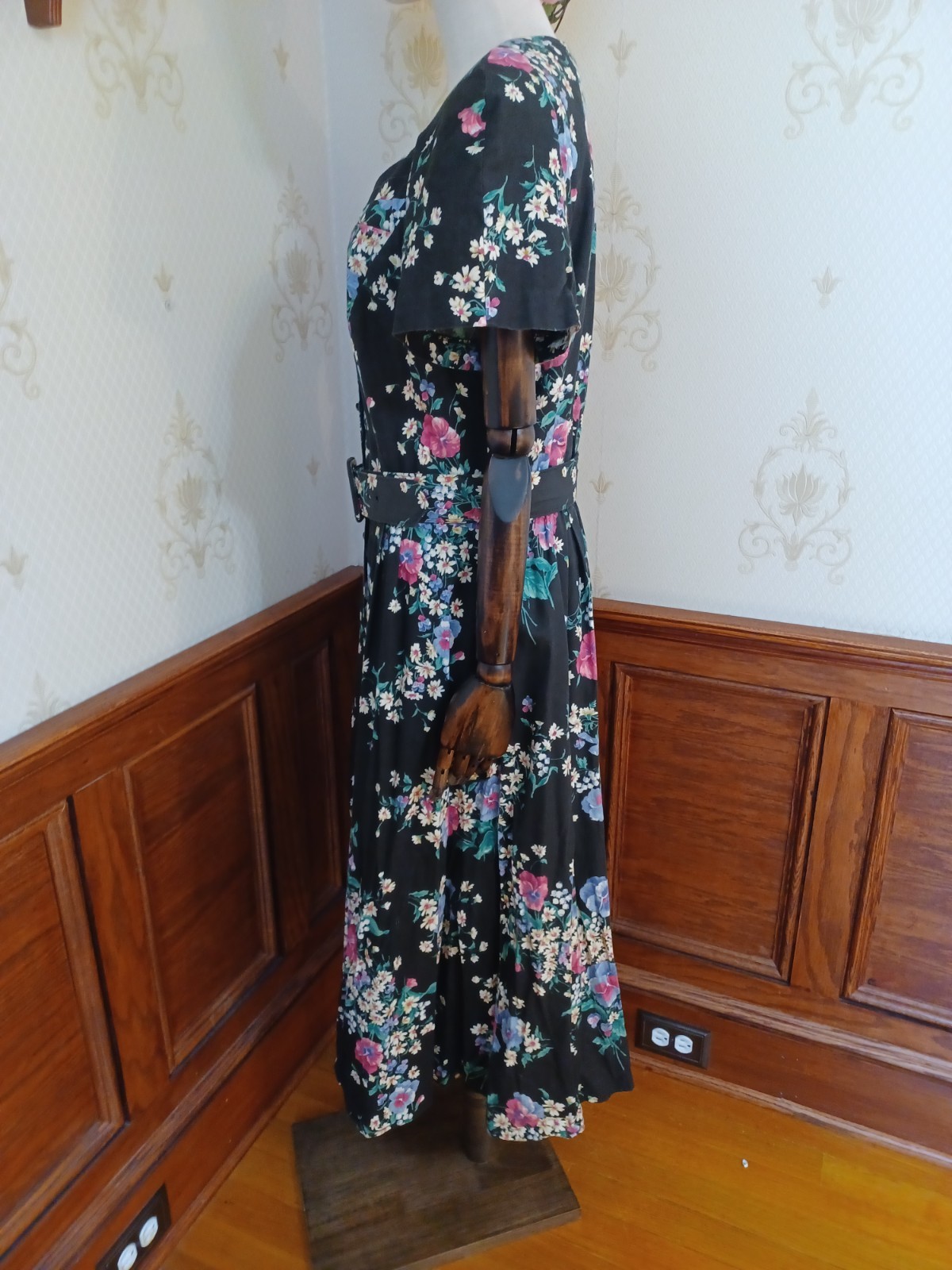 Vintage 1980s Carriage Court Black Floral Puff Sleeve Cottagecore Tea Dress