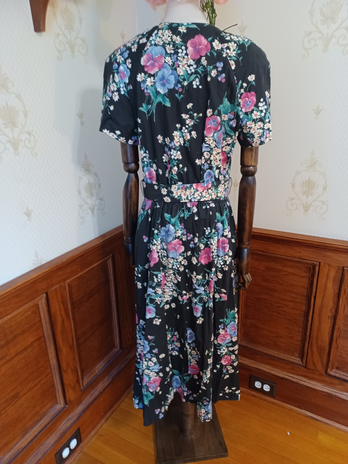 Vintage 1980s Carriage Court Black Floral Puff Sleeve Cottagecore Tea Dress