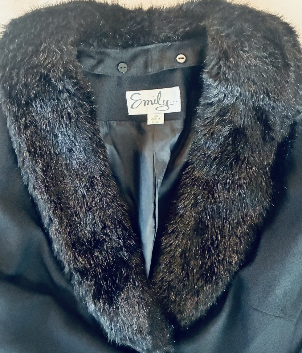 Vintage Women’s Black Blazer Jacket with a Faux Fur Collar Size 16