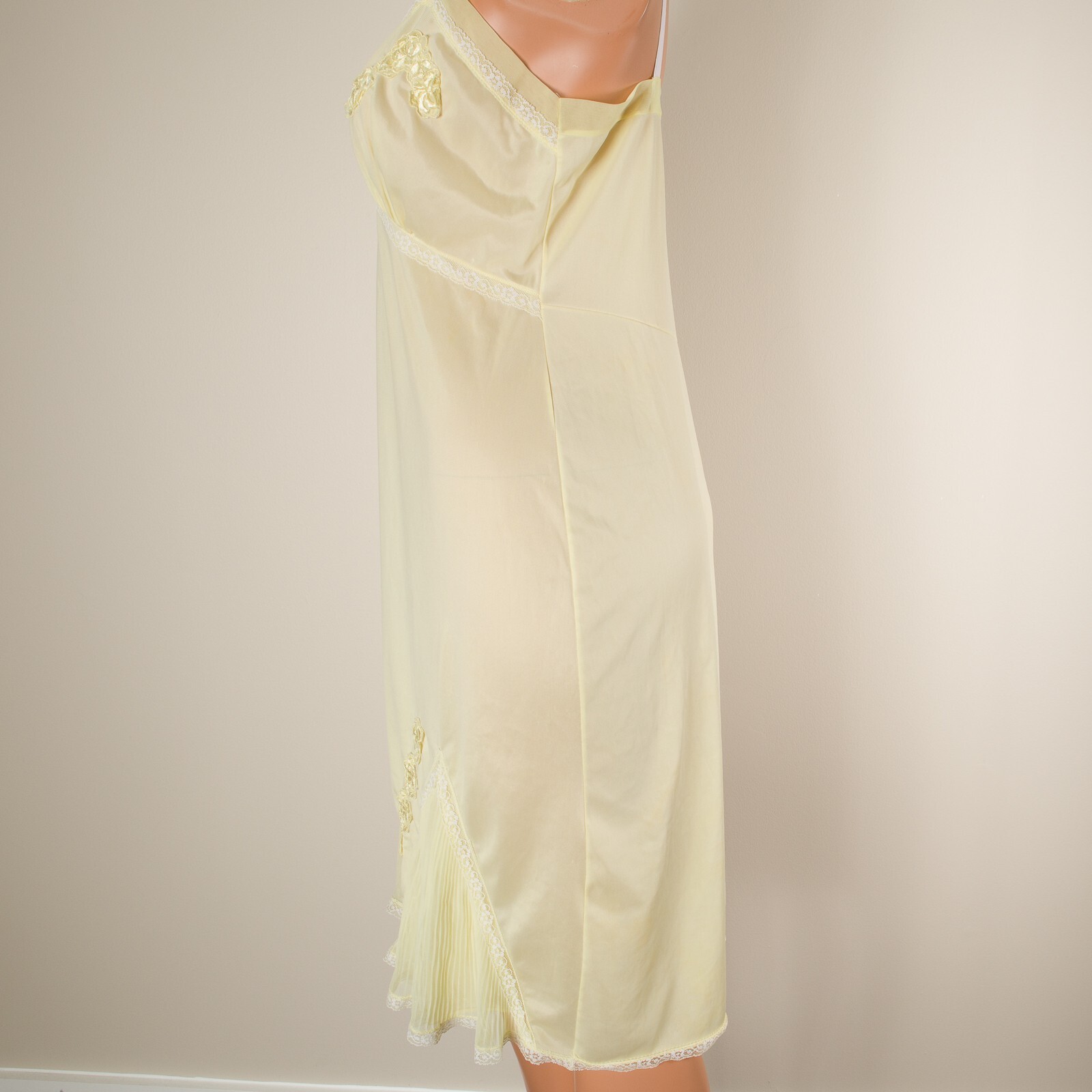 💖 Vintage MOVIE STAR Lemon Yellow Full Slip Dress 36 Nylon Accordion Pleats